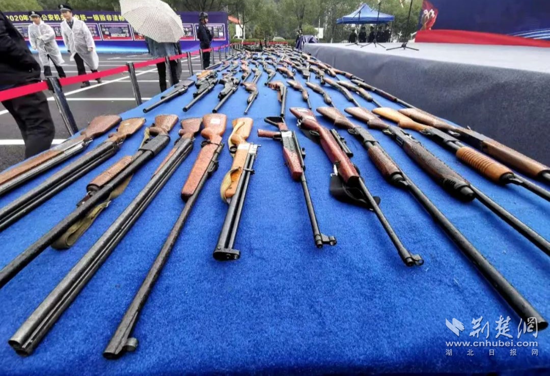 湖北集中销毁3254支气枪猎枪火药枪