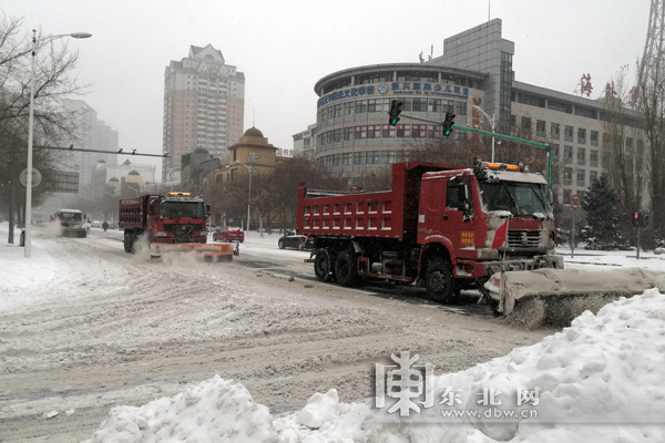 冰雪燃情看龙江丨哈尔滨市5万清雪大军上路战冰雪