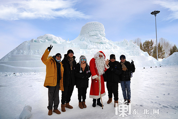 漠河北极圣诞村迪士尼雪雕园开园迎客