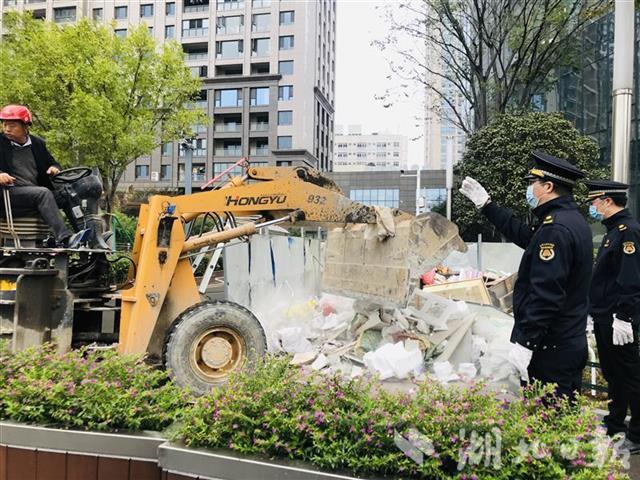 8吨装修垃圾急煞物业近一年 硚口城管党员下沉社区解难题