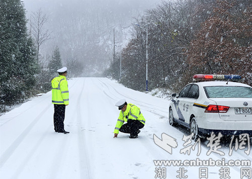首场降雪来袭 保康公安上路巡查保安全