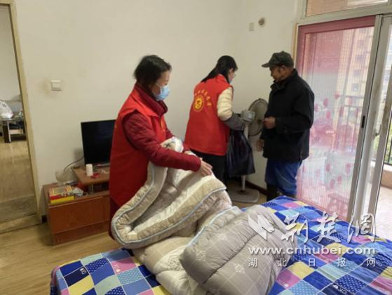 武汉龙湖社区给辖区困境老人送温暖礼包
