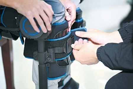 外骨骼康复训练机器人助力下肢运动功能障碍患者康复训练[组图]