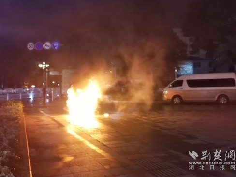 小车当街突发起火，鄂州消防紧急扑救