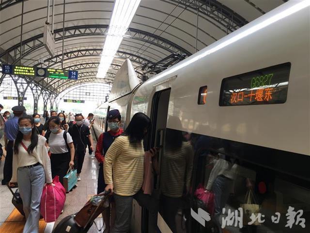 拥抱全国高铁网 舞动襄随十城市群 汉十高铁一年发送旅客千万人次