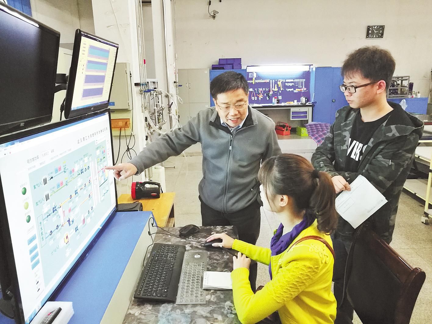 武汉理工大学潘牧团队20年勇攀燃料电池技术高峰——  “从0到1”攻克膜电极难题