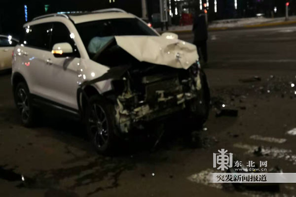 哈尔滨市松北区十字路口两车相撞