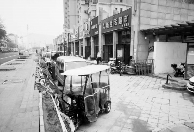 郑州市惠济区一小区门口新修了路，居民反而无法出门