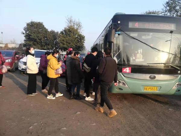 疫情尚未结束，郑州单双号限行期间乘坐公共交通工具切记戴口罩