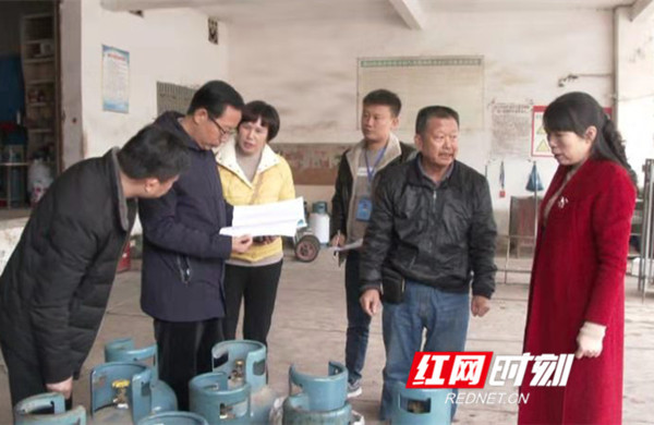 永州市市场监管局党组书记刘军君赴蓝山县检查液化石油气瓶安全工作