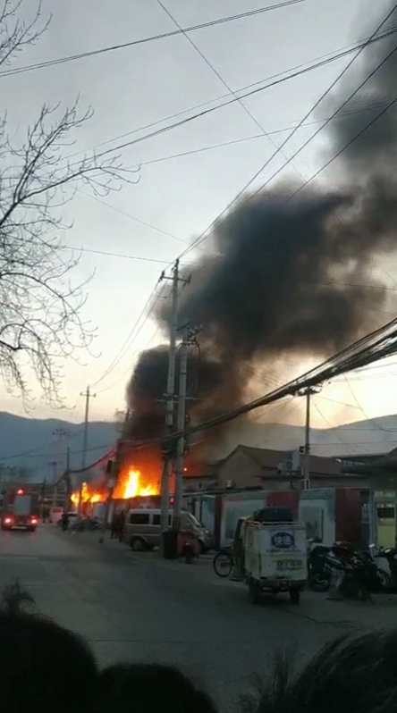 西北旺冷泉村一早餐店起火，现火已被扑灭，无人员伤亡