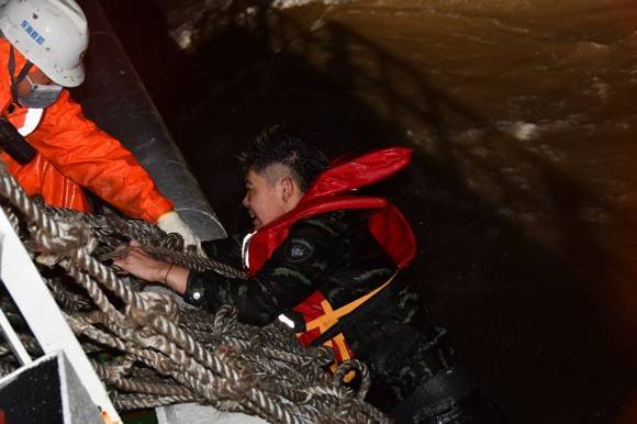 长江口沉船后续：事故系两船发生碰撞造成 已成功救助7名落水船员