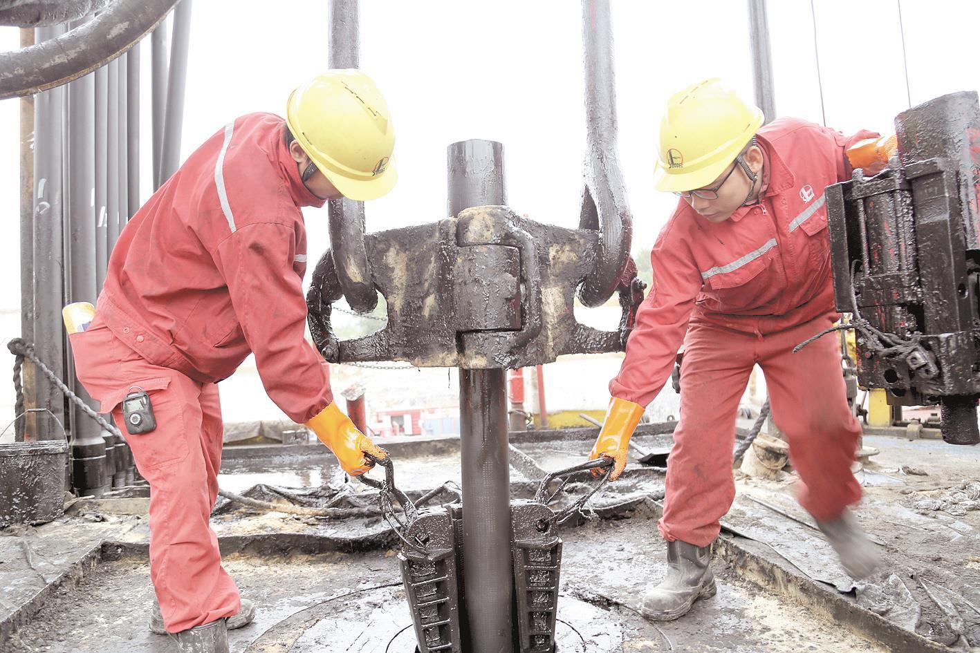 湖北工人刷新行业纪录 42人一年打井突破3万米