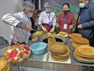 新疆馕产业推介会在郑州开幕 200多种喷香的馕、红枣、椒麻鸡让你大饱口福