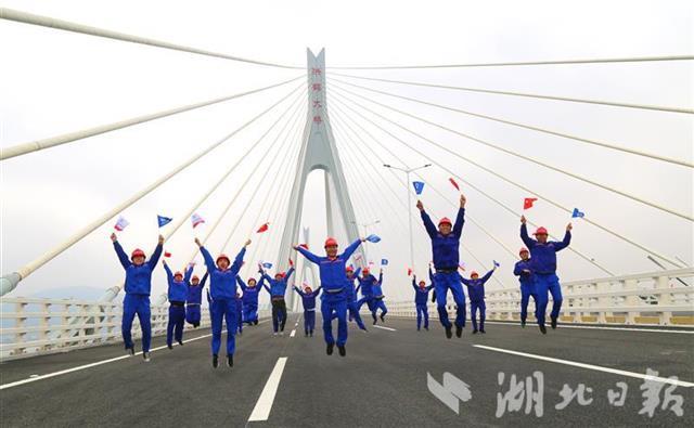 湖北建桥军团建功广东 世界最大跨度串联式斜拉桥通车
