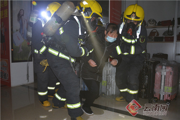 云南陆良县开展大型商业综合体灭火救援实战演练