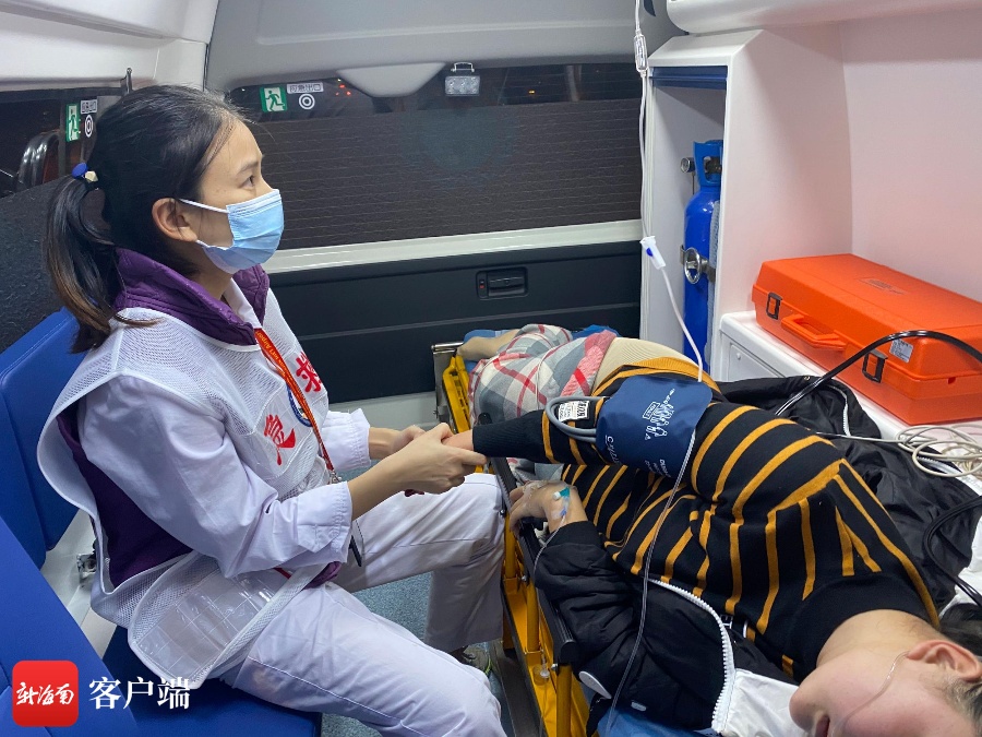 孕妇飞机上突发状况 三亚机场空地联手紧急救治