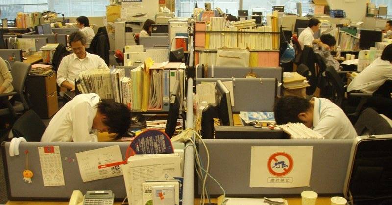 日本“打工人”上热搜：超三成年轻公务员加班超“过劳死”线