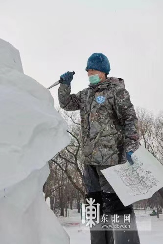 无声的美丽 黑龙江聋人冰雪雕塑队雕刻“冰城少女”