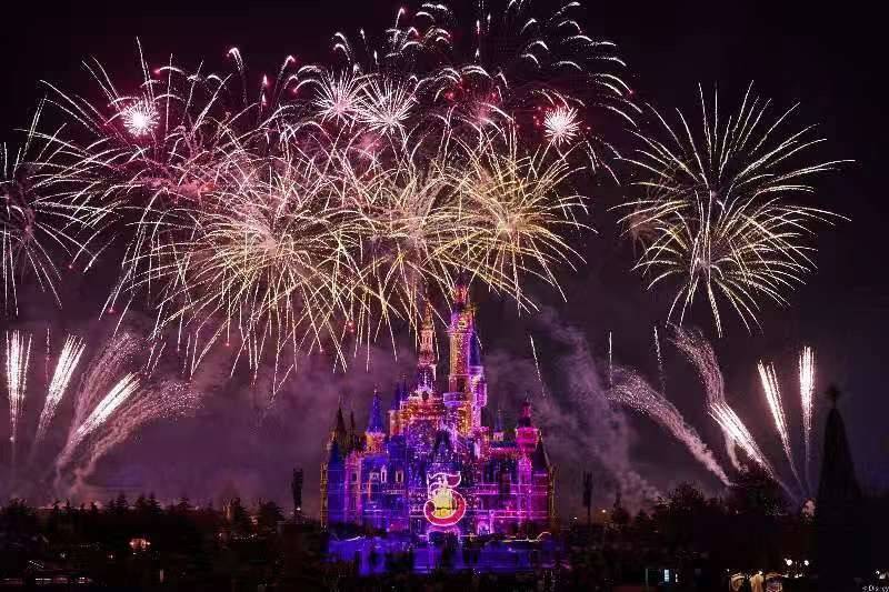 迎接2021新年！上海迪士尼上演特别版烟花同时揭晓五周年庆典标志