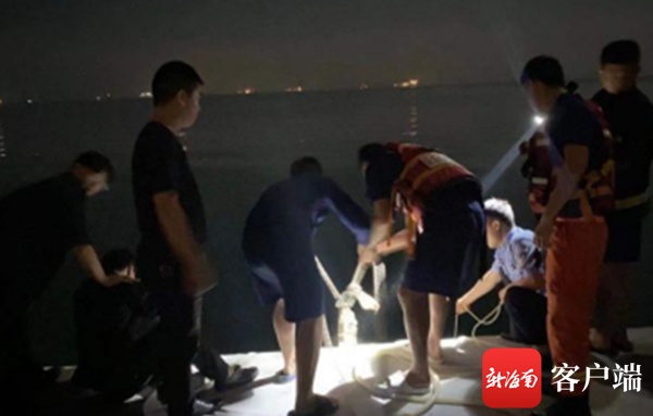好险！一游客失足跌入海中 三亚多部门联手解救