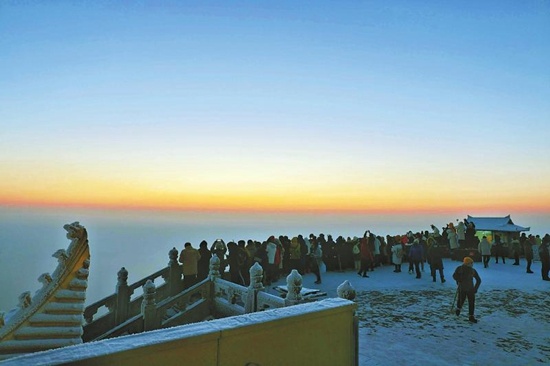 数百名游客在峨眉山金顶迎接新年的第一缕阳光