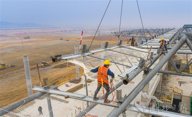 5000名建设者昼夜鏖战鄂州机场