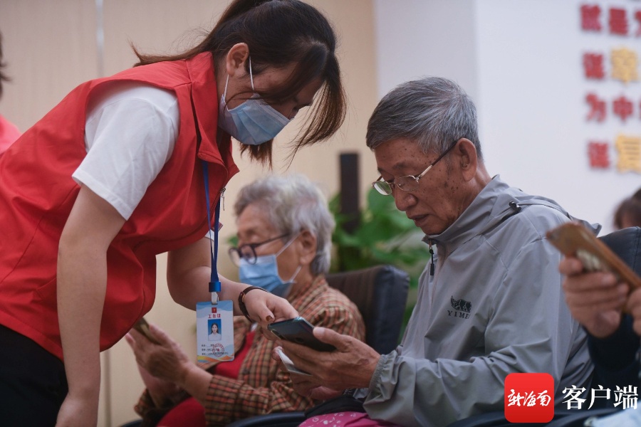 晓峰近距离 | 三亚开设“智能手机课堂” 让老年人“智享”生活