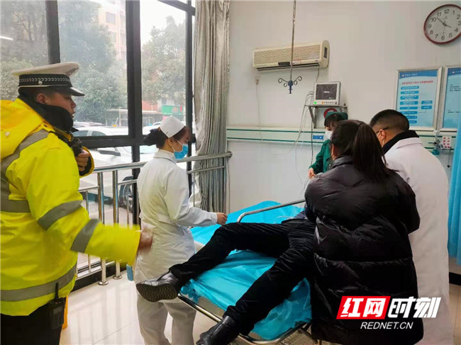 湖南衡东：市民突发急性肠痉挛 民警连抬带抱送其就医