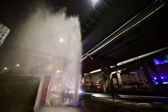 浦东一在建消防栓被撞喷出10米高水柱！路面严重积水，多部门连夜出动