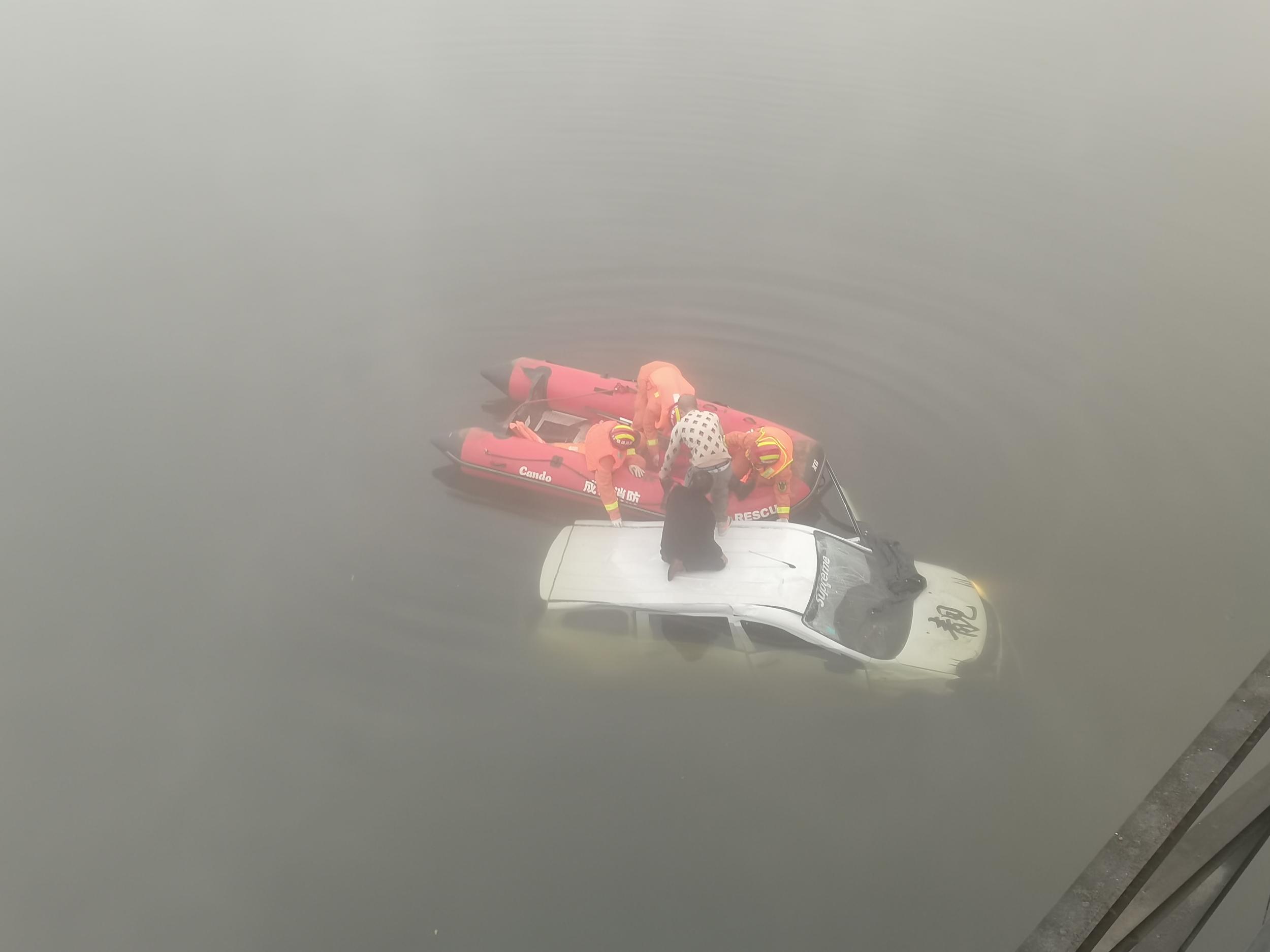 成都一车辆因路面结冰冲下大桥坠河 消防紧急出动成功营救