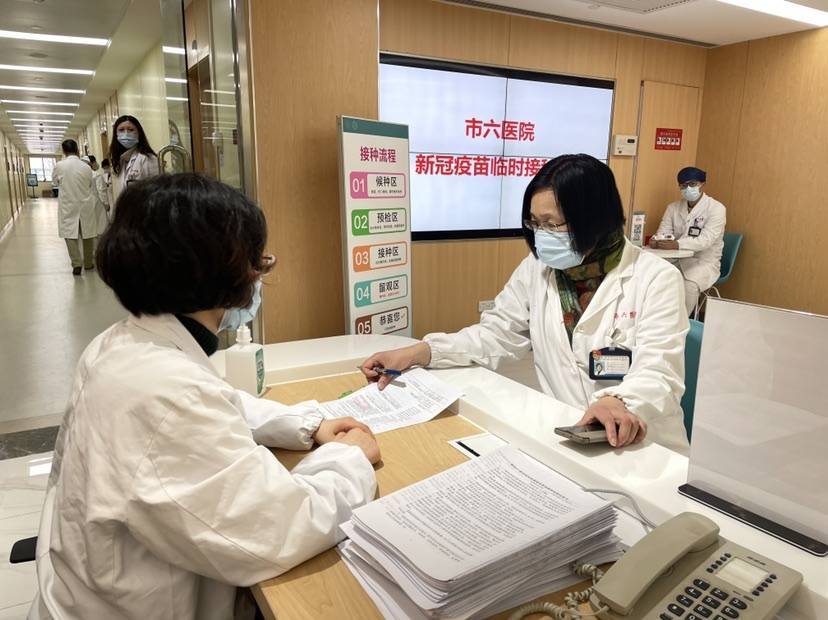 上海医护人员紧急接种新冠疫苗 市民因私出国也可网上预约
