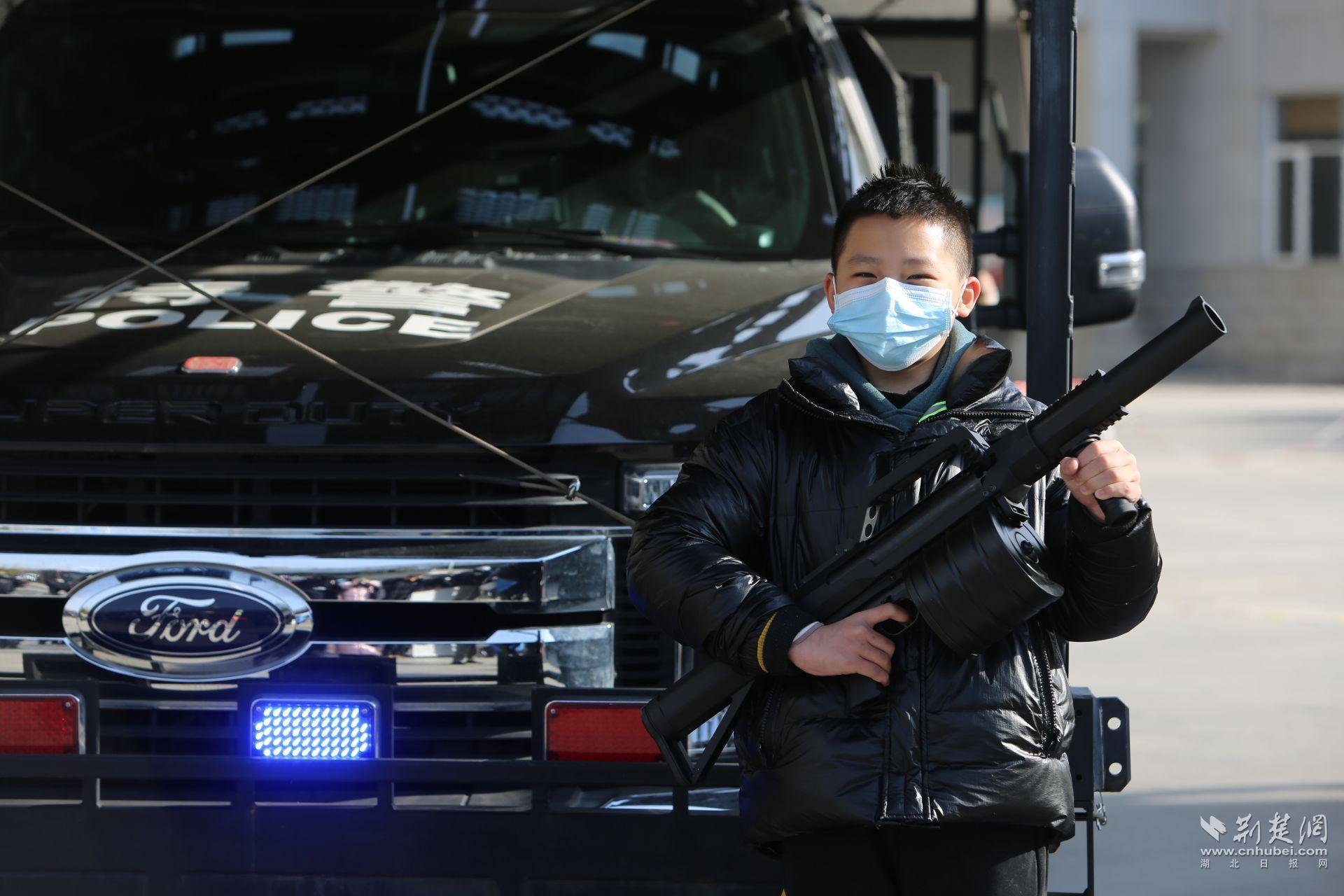 首个中国人民警察节 萌娃进警营体验炫酷警用装备