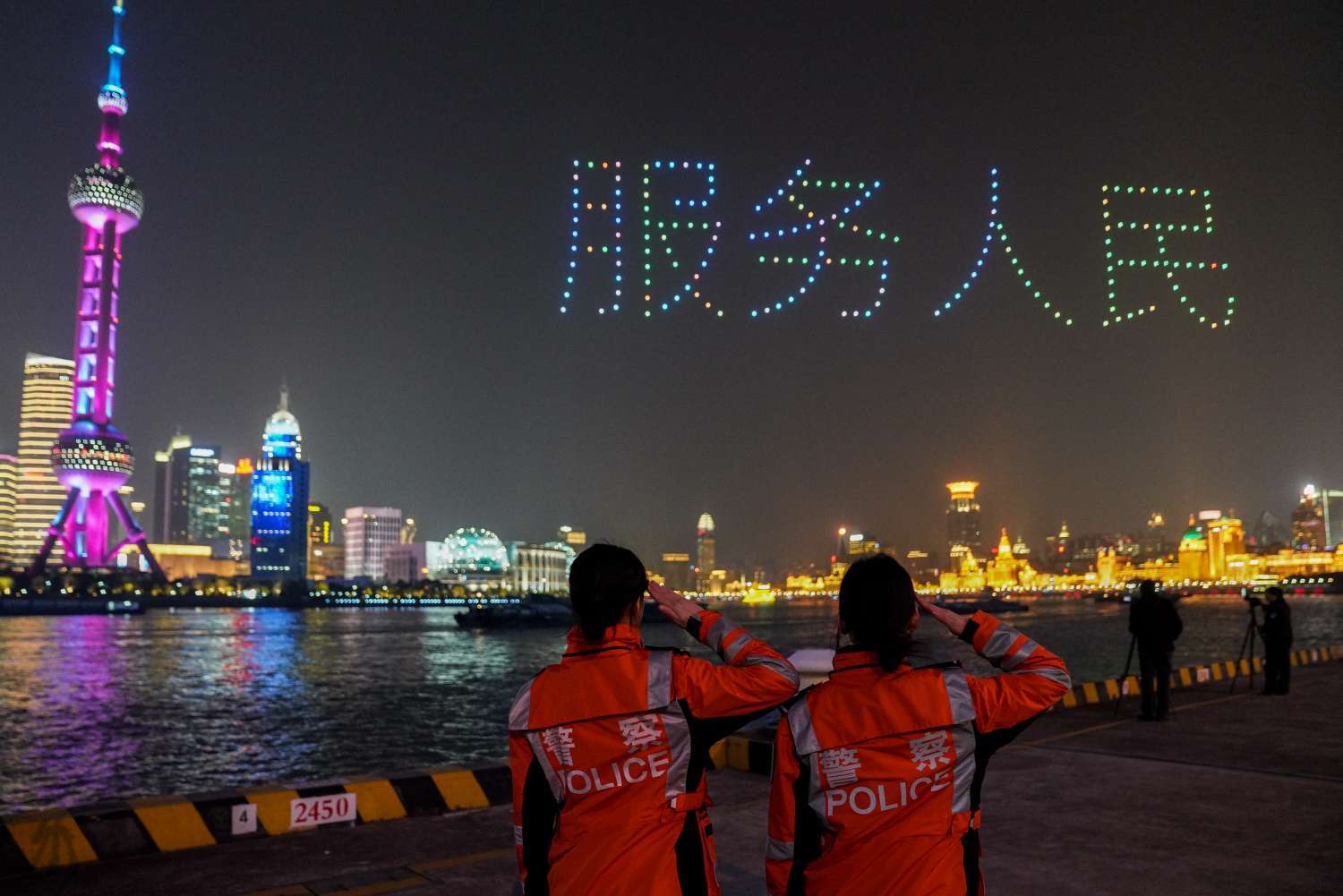 今夜北外滩格外美丽 1100架无人机腾空祝首个中国人民警察节