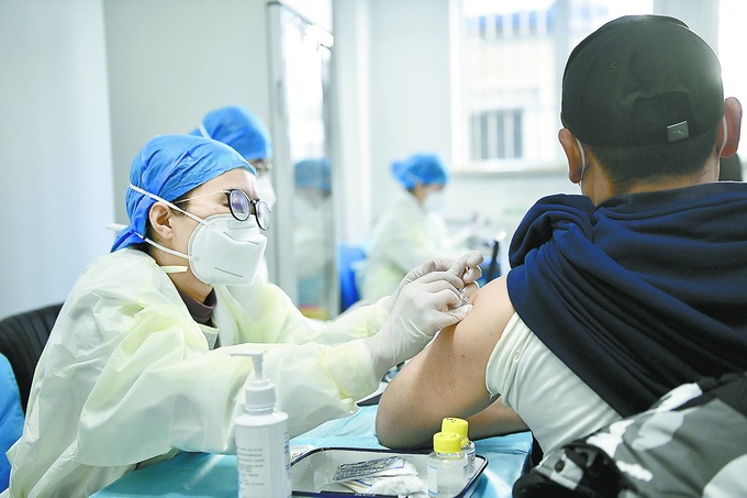 北京数十条公交线路驾驶员接种新冠疫苗，整个接种过程不超过1分钟