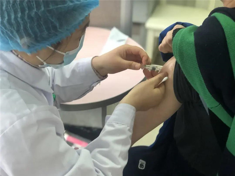 四川重点人群新冠疫苗紧急接种进行时 截至1月8日已接种近40万人（图击现场）