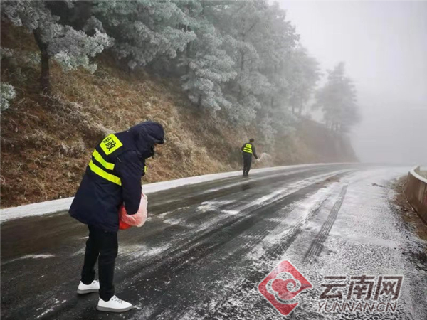 已消耗工业盐40吨！云南寻甸县积极应对低温雨雪天气
