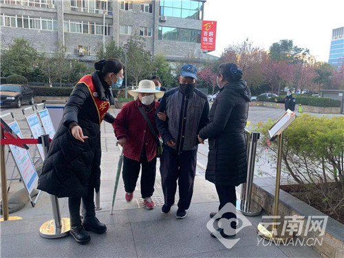 云南安宁政务提供暖心服务 让老年人办事无难度