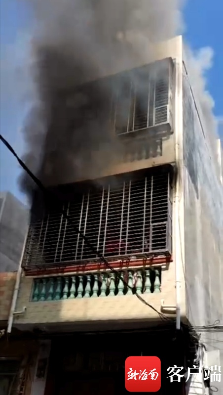 澄迈一民房突发火灾4人被困 消防紧急救援无人伤亡