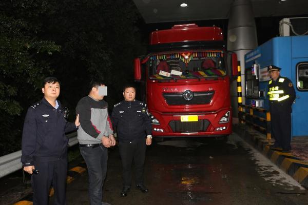 通过跨省追踪,蹲点侦查,专案组进一步查明了逃费人员和车辆的行驶轨迹