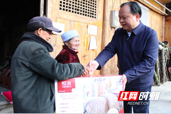 湖南省总工会连续三年把“温暖”送进大山深处
