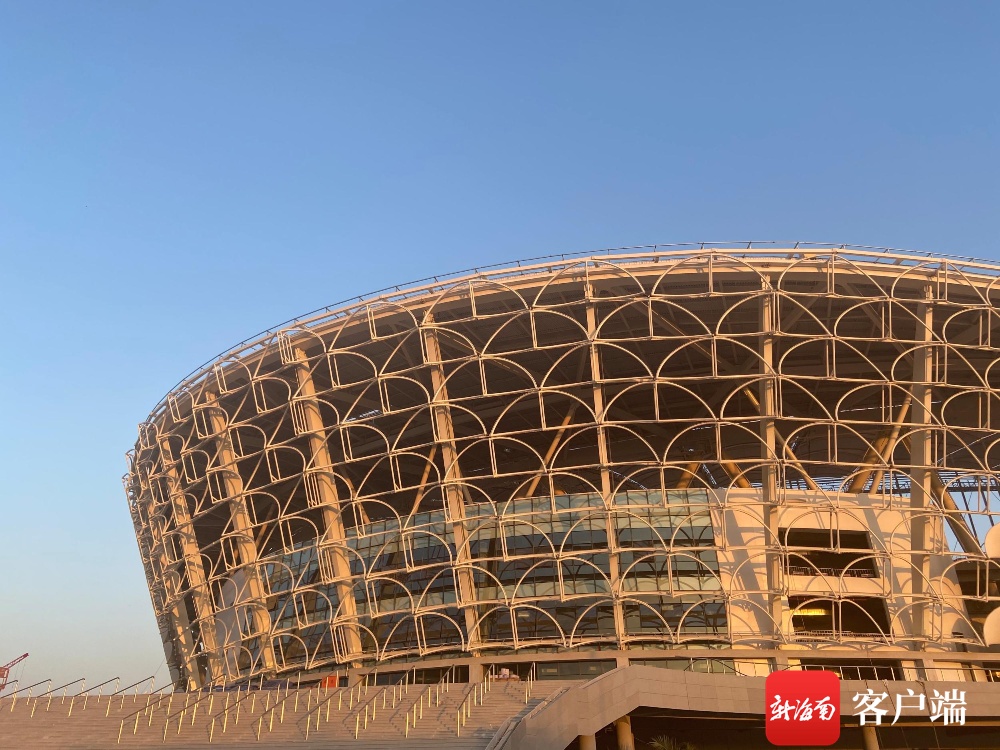 三亚国际体育产业园体育场初具规模 屋面膜结构即将完工