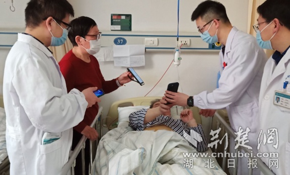 俄罗斯老师患癌住院不会中文 医护巧用手机翻译软件悉心沟通