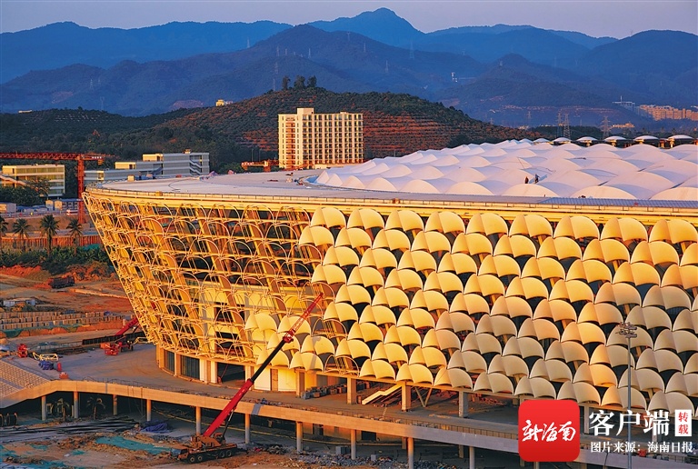 三亚国际体育产业园体育场屋面膜结构月底完工