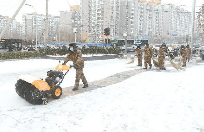 北京城管、环卫部门紧急出动应对降雪