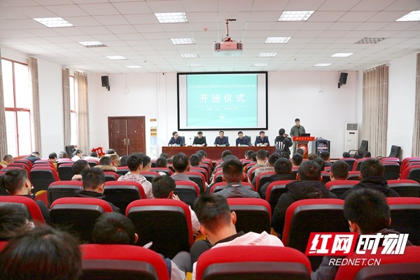 60名长沙市退役军人在湖南农业大学学习多媒体作品制作
