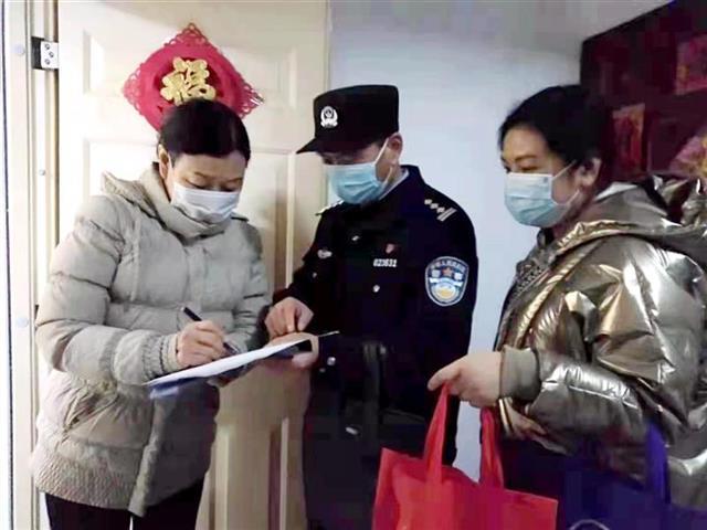 武汉民警入户宣传反电诈