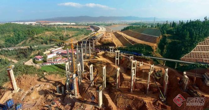 云南省在建最大高速公路宾南高速互通立交首根空心墩施工完成