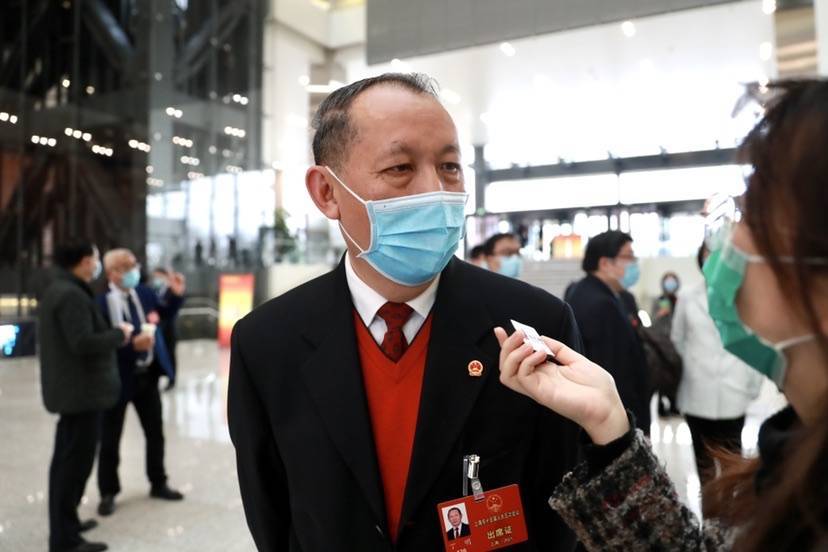 上海市十五届人大五次会议开幕 代表们戴着口罩在聊什么？
