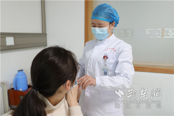 女护士不远千里来汉捐髓 大学同窗为其注射动员剂